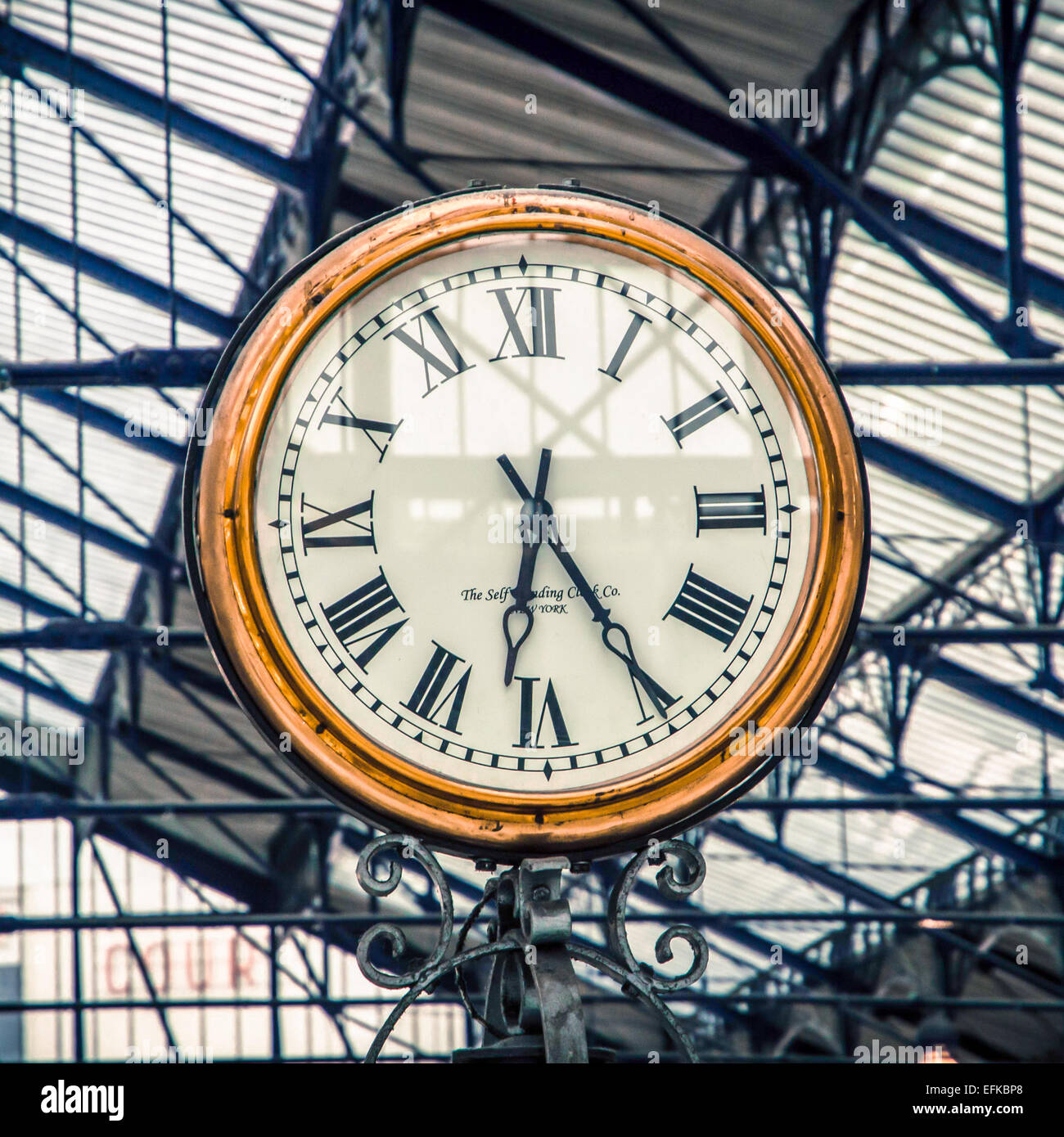 london underground golden clock Stock Photo Alamy
