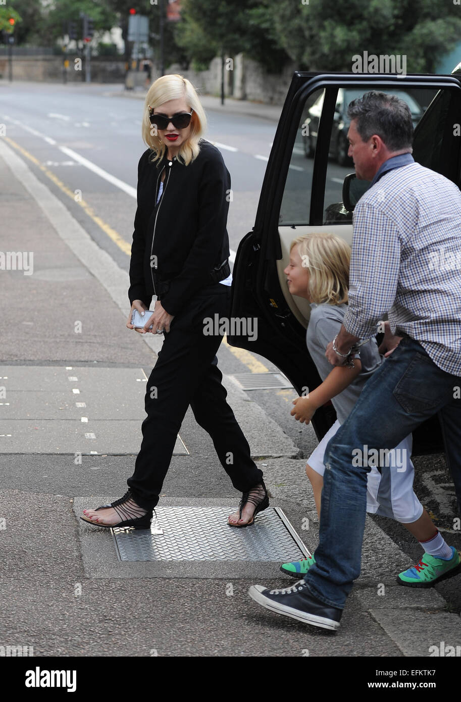 Gwen Stefani and her family enjoy dinner at Feng Shang Princess, a(02)