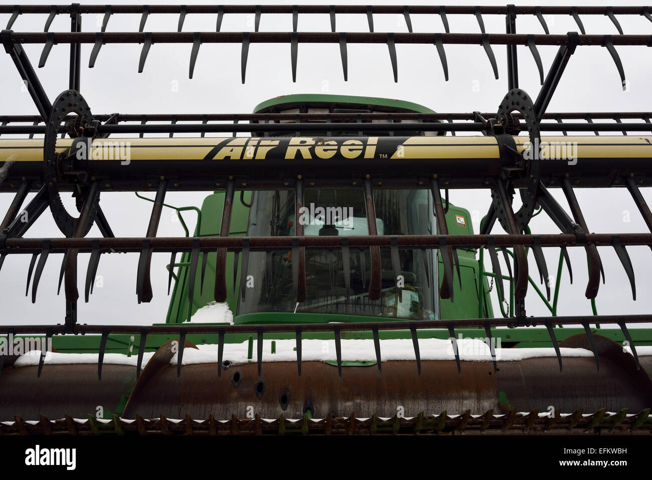 Steel teeth of the revolving reel head with cutter bar and auger on a