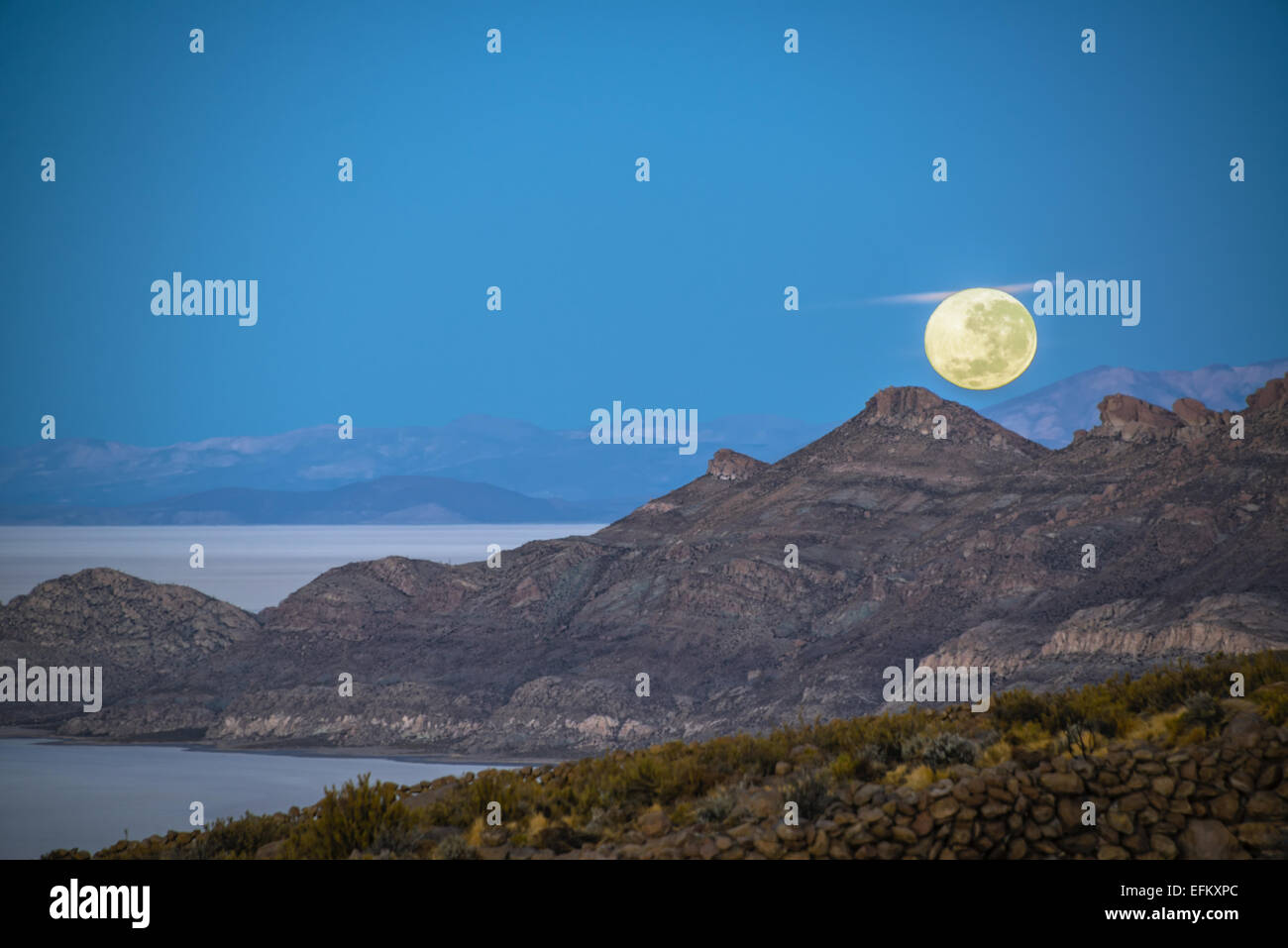 Moon setting in Bolivia over the Uyuni Salt Flats Stock Photo Alamy