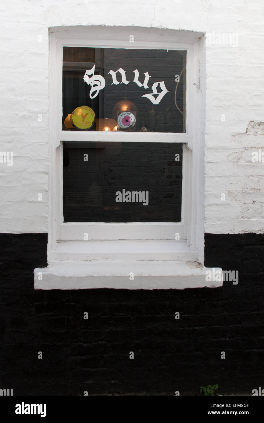 Window into the Snug, Free Press pub, Prospect Row, Cambridge, UK Stock Photo