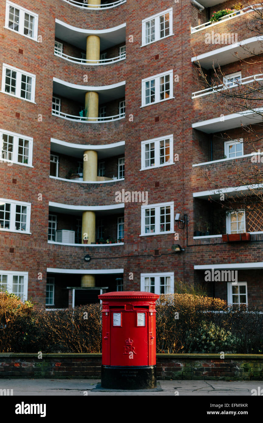British Red Pillar Post Box in front of Flats in Belgravia London Stock  Photo - Alamy