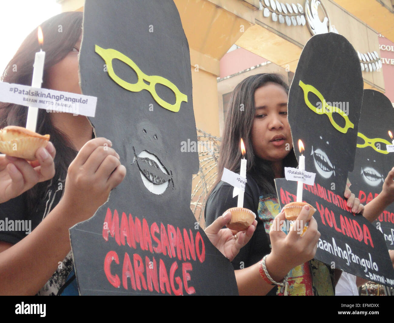 Filipino protesters hold cupcakes with candles and shadow cut-outs of President Benigno Aquino III near the Malacanang presidential palace, a day before the latter's 55th birthday. © Richard James Mendoza/Pacific Press/Alamy Live News Stock Photo