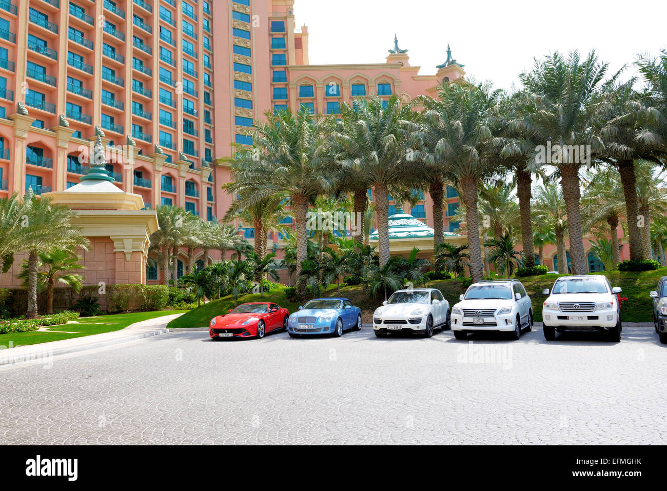 The Atlantis the Palm hotel and limousines. It is located on man-made island Palm Jumeirah Stock Photo