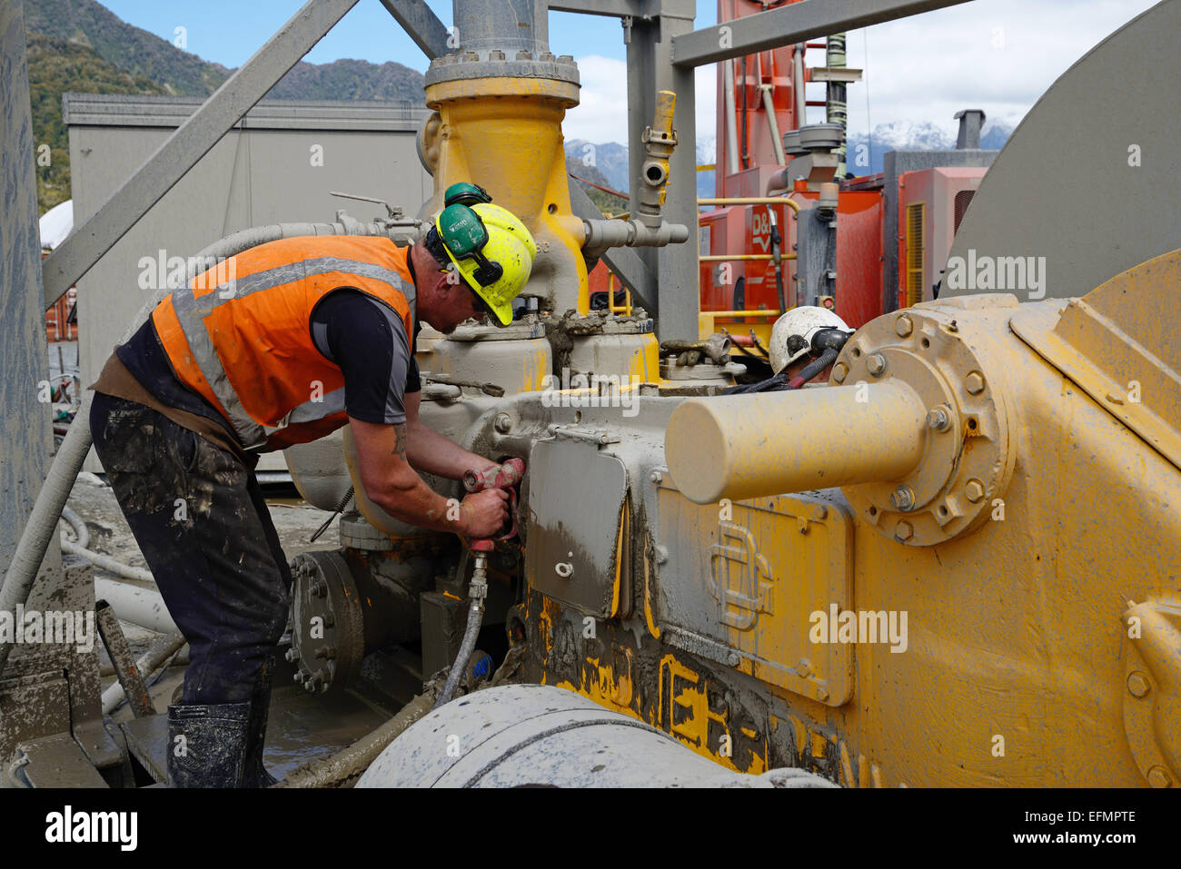 mud <a href='https://www.ruidapetroleum.com/product/49'>pump</a> drilling operation in stock