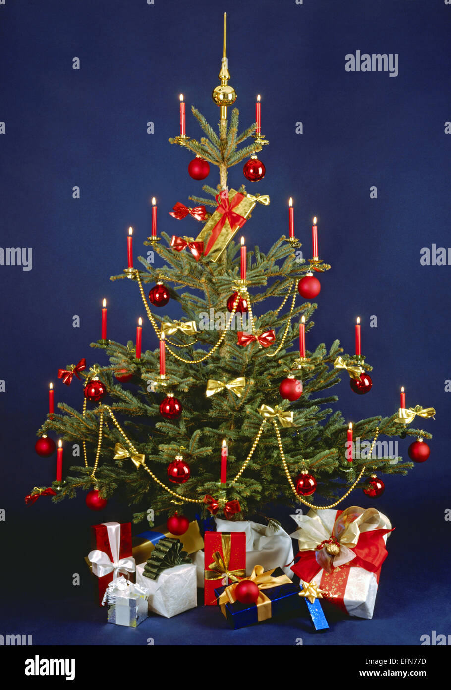 Weihnachtsbaum, geschmueckt, Geschenke, Stillleben, Weihnachten, Christbaum, Kerzen, Christbaumschmuck, Christbaumkugeln, Kugeln Stock Photo