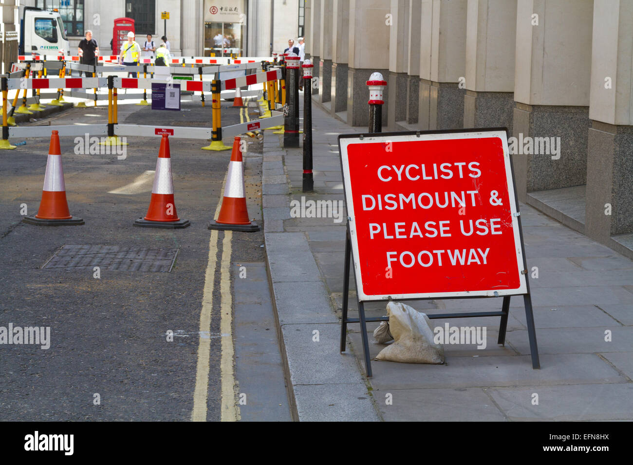 Road sign 'Cyclists dismount & please use footway' Stock Photo