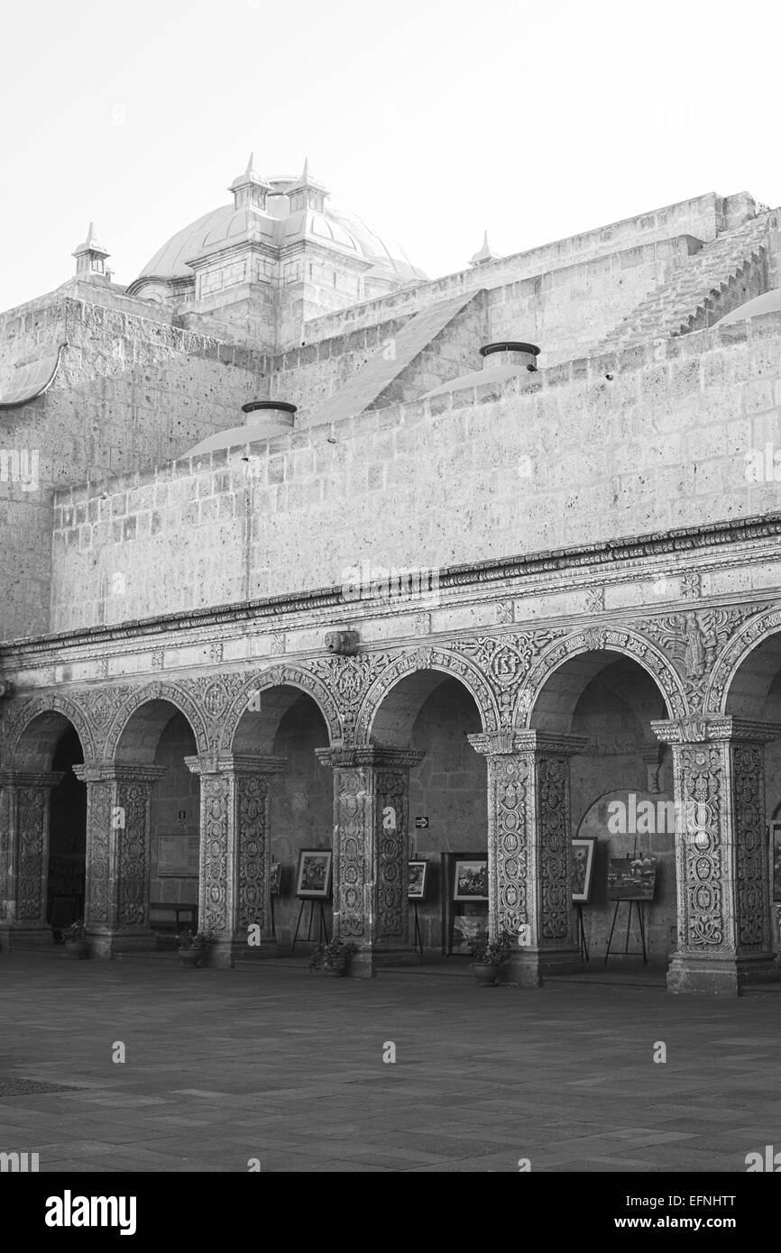 Patio surrounded by an archway made of sillar (volcanic rock) in the Cloisters of the Company in Arequipa, Peru Stock Photo