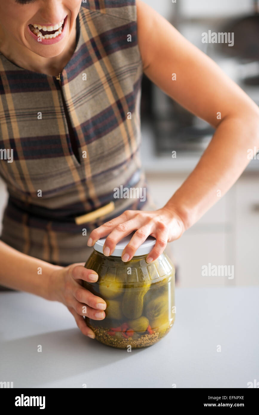 женщина с баночками солений. девушка открыла банку. женщина с печеньем в руках. девушка закручивает банки. женщина не может открыть банку.