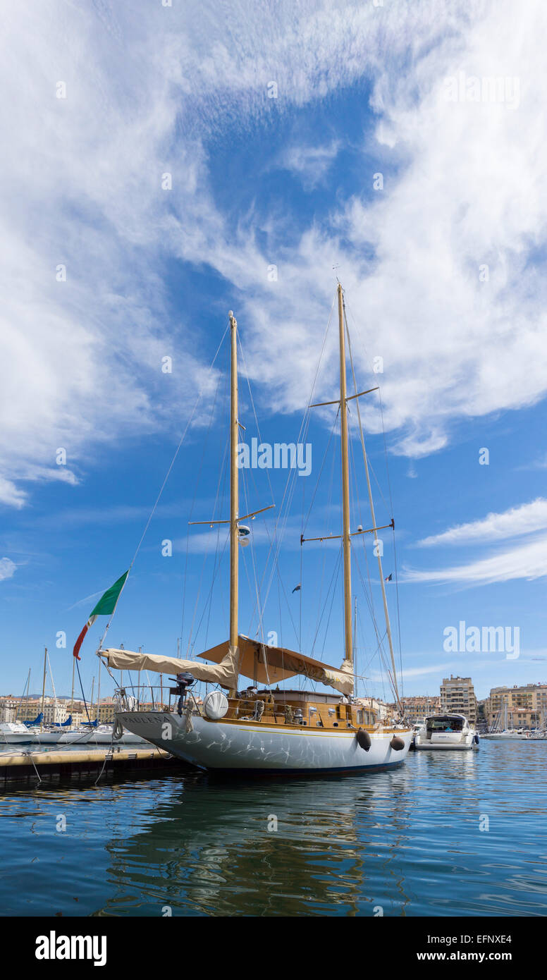 location petit yacht marseille