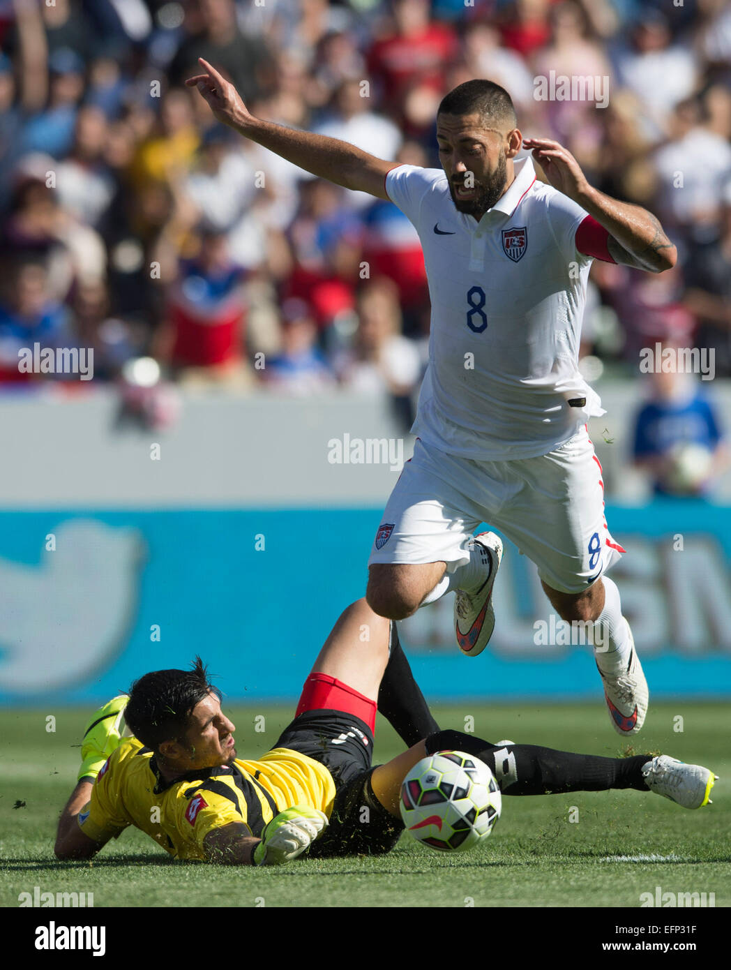 Carson City, US. 8th Feb, 2015. Clint Dempsey (R) of the United States breaks through the defense of Panama's goalkeeper Jaime Penedo during a soccer friendly match in Carson City, the US, Feb. 8, 2015. The US won 2-0. Credit:  Yang Lei/Xinhua/Alamy Live News Stock Photo
