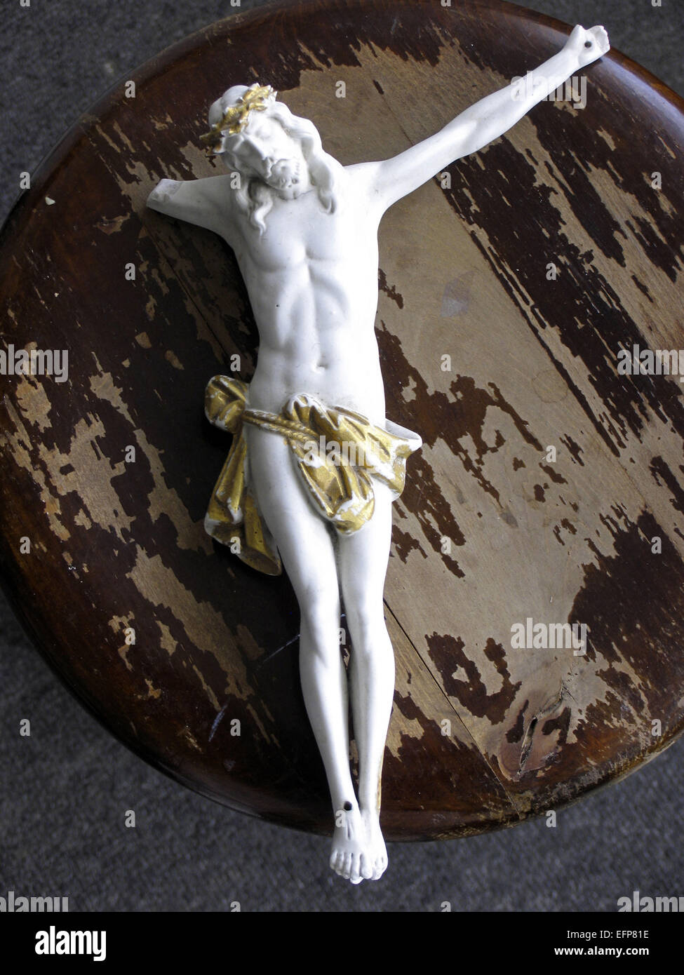 Kruzifix Wandschmuck Einfach Schlicht Kreuz Jesus Glaube Religion Religiositaet Still Life Kaputt Symbol Christentum Stock Photo