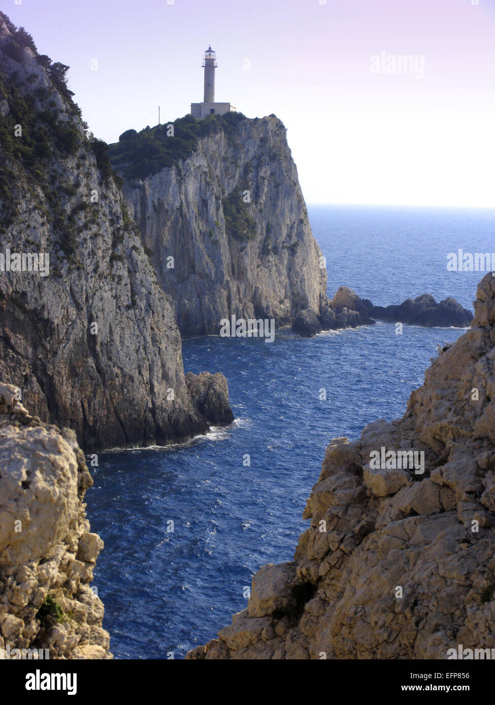 Griechenland Insel Lefkada Felskueste Steilkueste Leuchtturm Europa Kleine Griechische Inseln Ionische Lefkas Kueste Felsen Meer Stock Photo