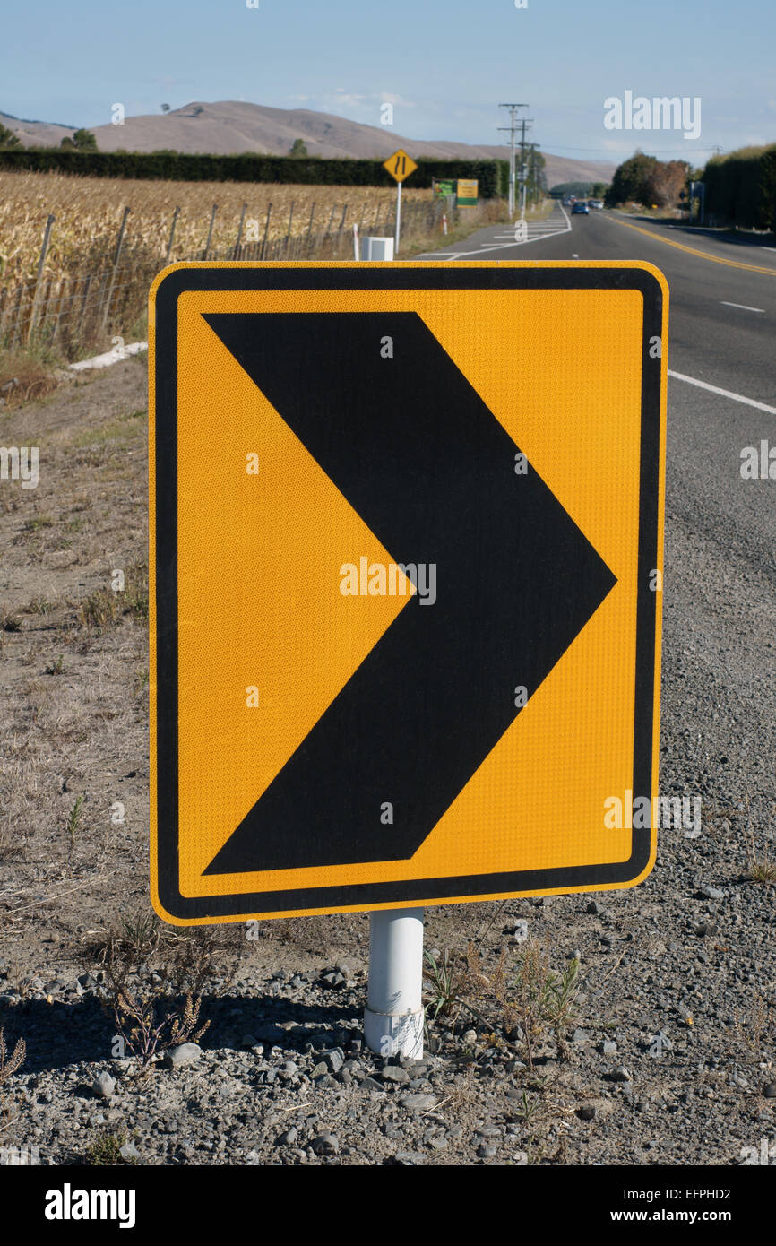 新品 Made in USA ハイウェイトラフィックサイン Chevron Chevron sign on road hi-res stock photography and images - Alamy