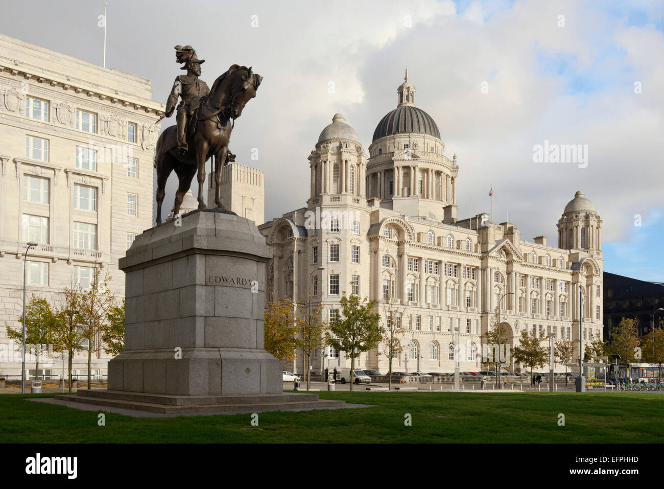 Statue of Edward V11 and the Port of Liverpool Building, Waterfront, Pir Head, UNESCO, Liverpool, Merseyside, England, UK Stock Photo