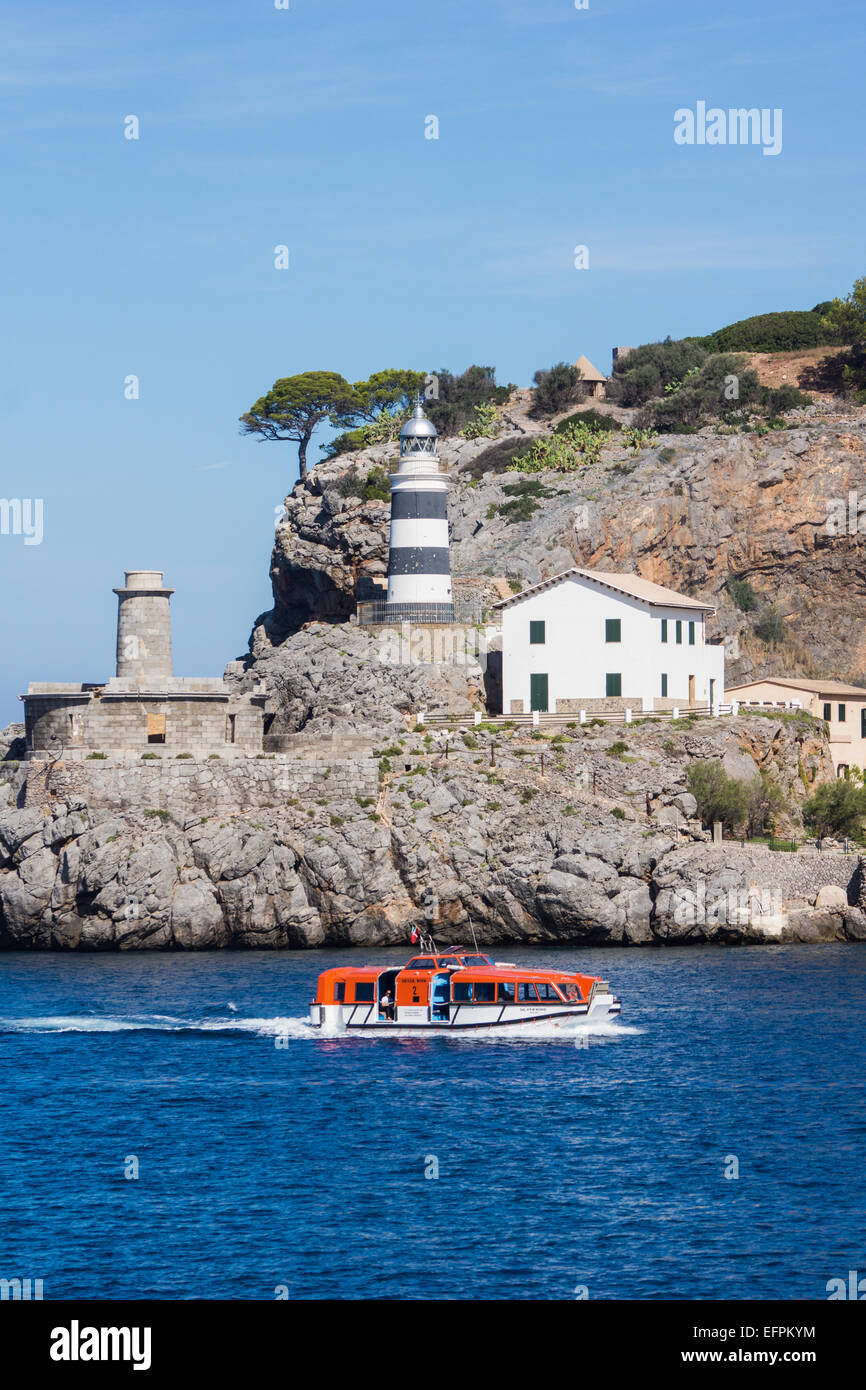 A mediterainean cruiseliner anchors up outside the bay at Port de Sollér in Mallorca and passengers get in by boat Stock Photo