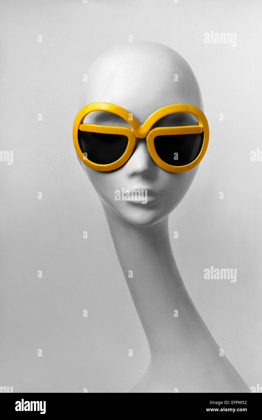 Head of a manikin with sunglasses, 70s Stock Photo
