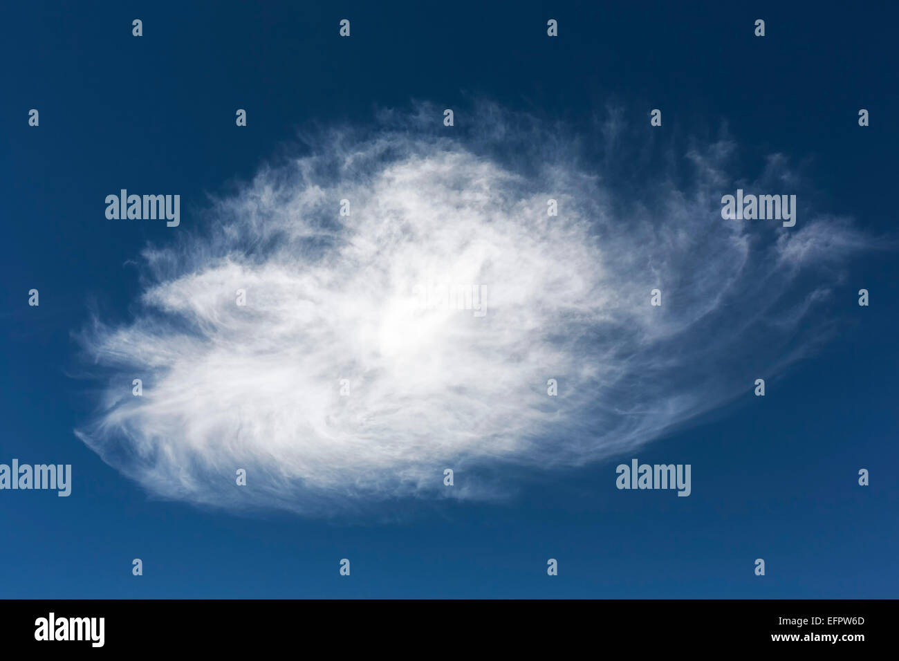 Einzelne Wolke, Cumulus humilis, vor blauem Himmel, Alicante, Costa Blanca, Spanien Stock Photo