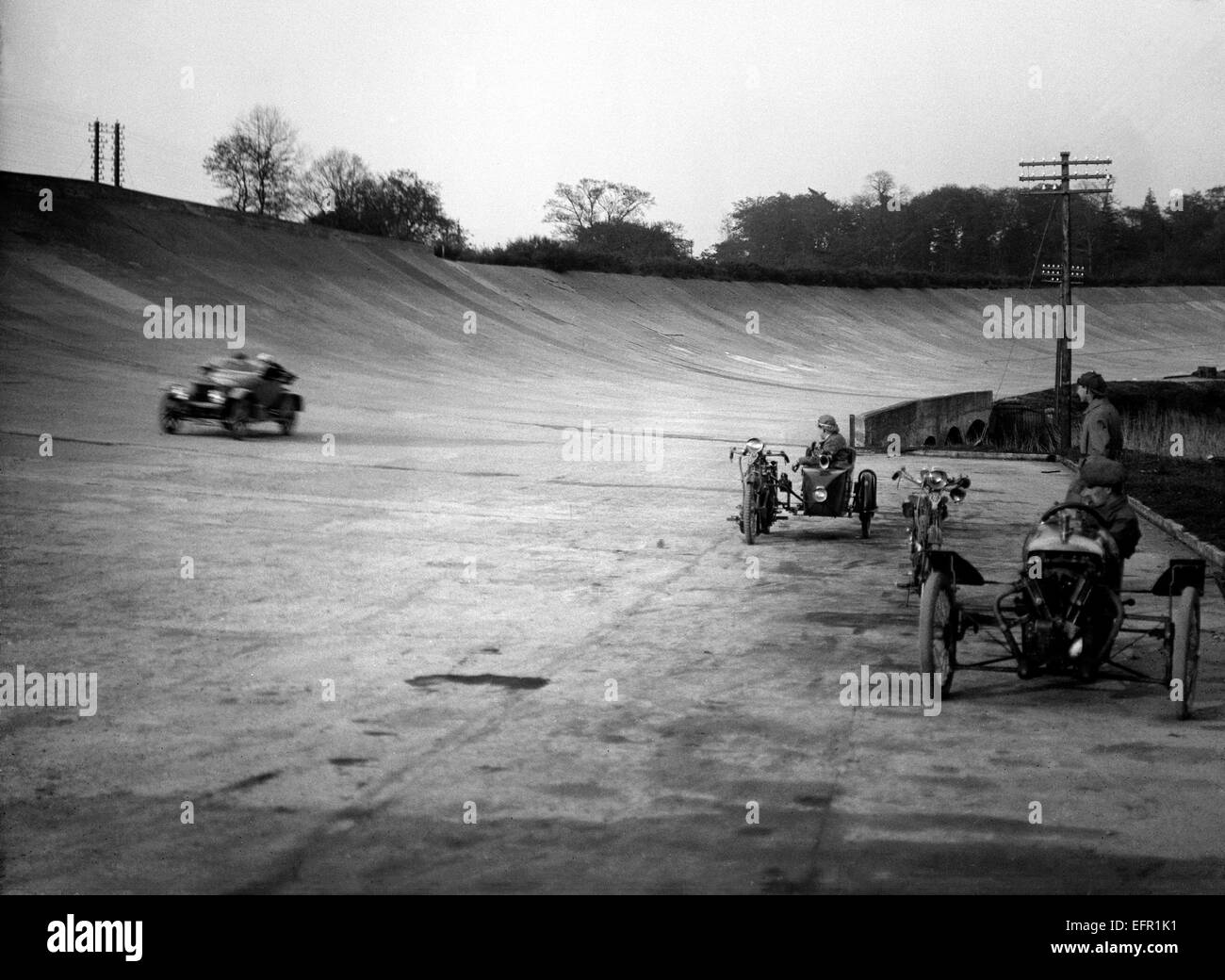 AJAXNETPHOTO. - 1904 - 1910 APPROX. - SPEED TRIAL - A LONE EDWARDIAN CAR HURTLES ALONG THE RAMPED CIRCUIT AT BROOKLAND'S IN SURREY. PHOTO:AJAX VINTAGE PICTURE LIBRARY REF:()MOR BROOKLANDS 1900S 80201 60 Stock Photo
