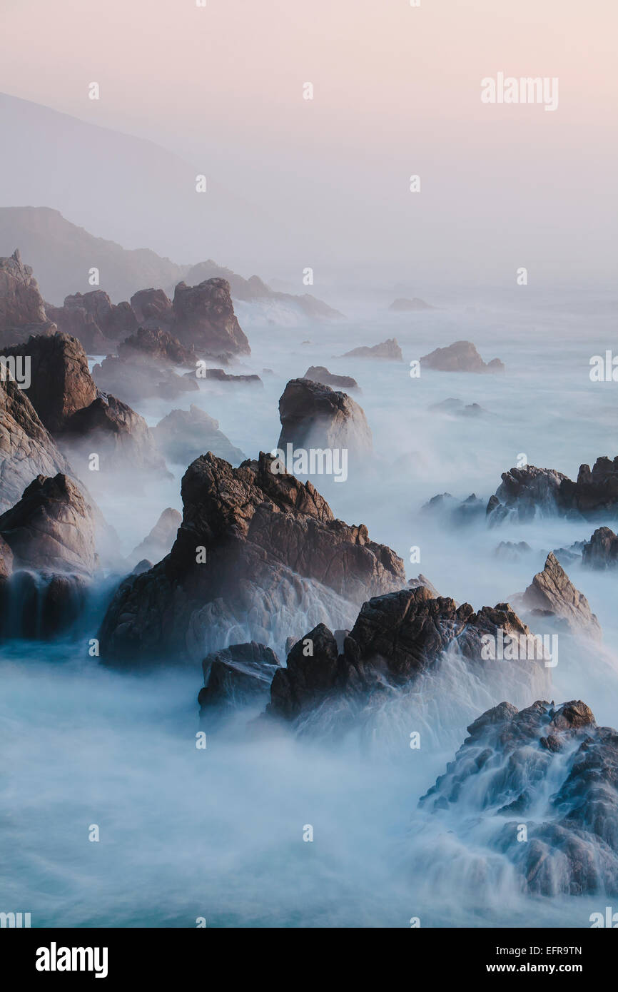 Ocean waves on rock shore hi-res stock photography and images - Alamy