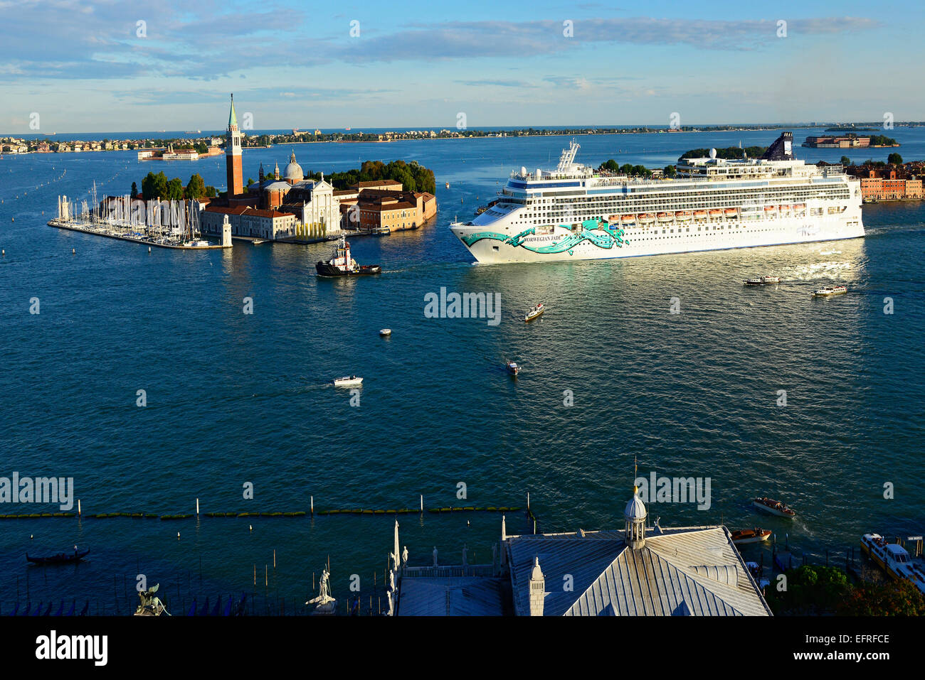 Cruise ship venice italy hi-res stock photography and images - Alamy