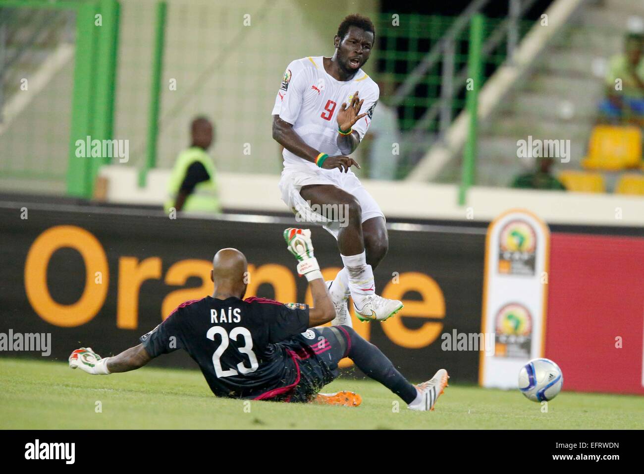 Rais Mbolhi the Algerian keeper challenges Mame Biram Diouf of against Senegal during their AFCON group C match at Estadio de Malabo in Equatorial Guinea on January 27, 2014.Photo/Mohammed Amin/www.pic-centre.com (Equatorial Guinea) Stock Photo
