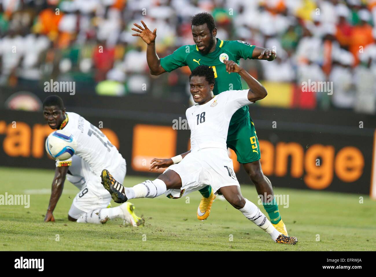 Mame Biram Diouf of Senegal (C) contests against Jonathan Mensa (L) and Daniel Amartey of Ghana during their AFCON match at the Estadio de Mongomo on January 19, 2015.Senegal won 2-1.Photo/Mohammed Amin/www.pic-centre.com (Equatorial Guinea) Stock Photo