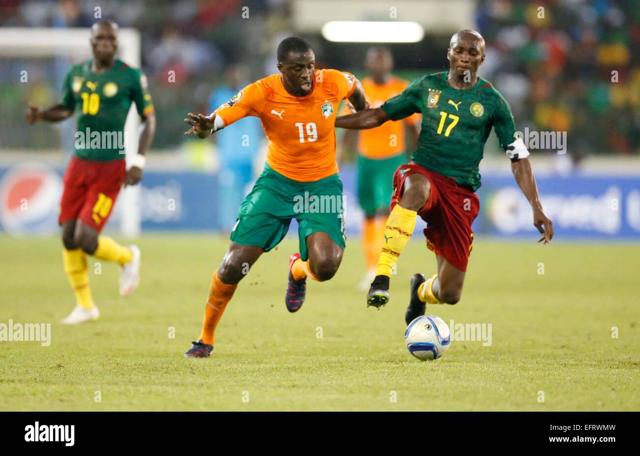 Stephane Mbia (R) of Cameroon shileds Yaya Toure of Cote de Ivoire during their AFCON group D match at Estadio de Malabo in Equatorial Guinea on January 28, 2015. Cote de Ivoire won 1-0. Photo/Mohammed Amin/www.pic-centre.com (Equatorial Guinea) Stock Photo