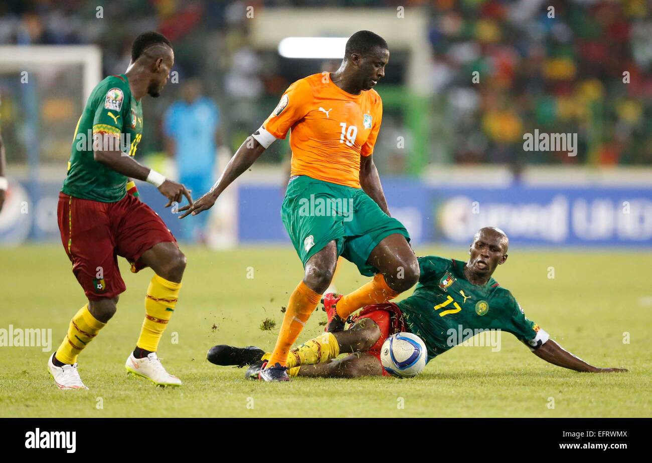 Stephane Mbia (R) of Cameroon tackles Yaya Toure (C) of Cote de Ivoire during their AFCON group D match at Estadio de Malabo in Equatorial Guinea on January 28, 2015. Cote de Ivoire won 1-0. Photo/Mohammed Amin/www.pic-centre.com (Equatorial Guinea) Stock Photo