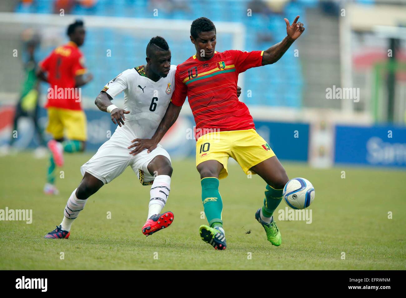 Kevin Constant (R) of Guinea  shields the ball against Afriyie Acquah  (L) Ghana during their AFCON 2015 Quarter Finals Match on February 1 2015 at Estadio de Malabo Equatorial Guinea. Photo/Mohammed Amin/www.pic-centre.com (Equatorial Guinea) Stock Photo