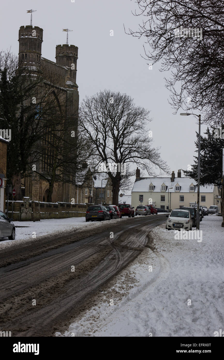 Whittlesea Road Thorney and Thorney Abbey in the snow Stock Photo Alamy
