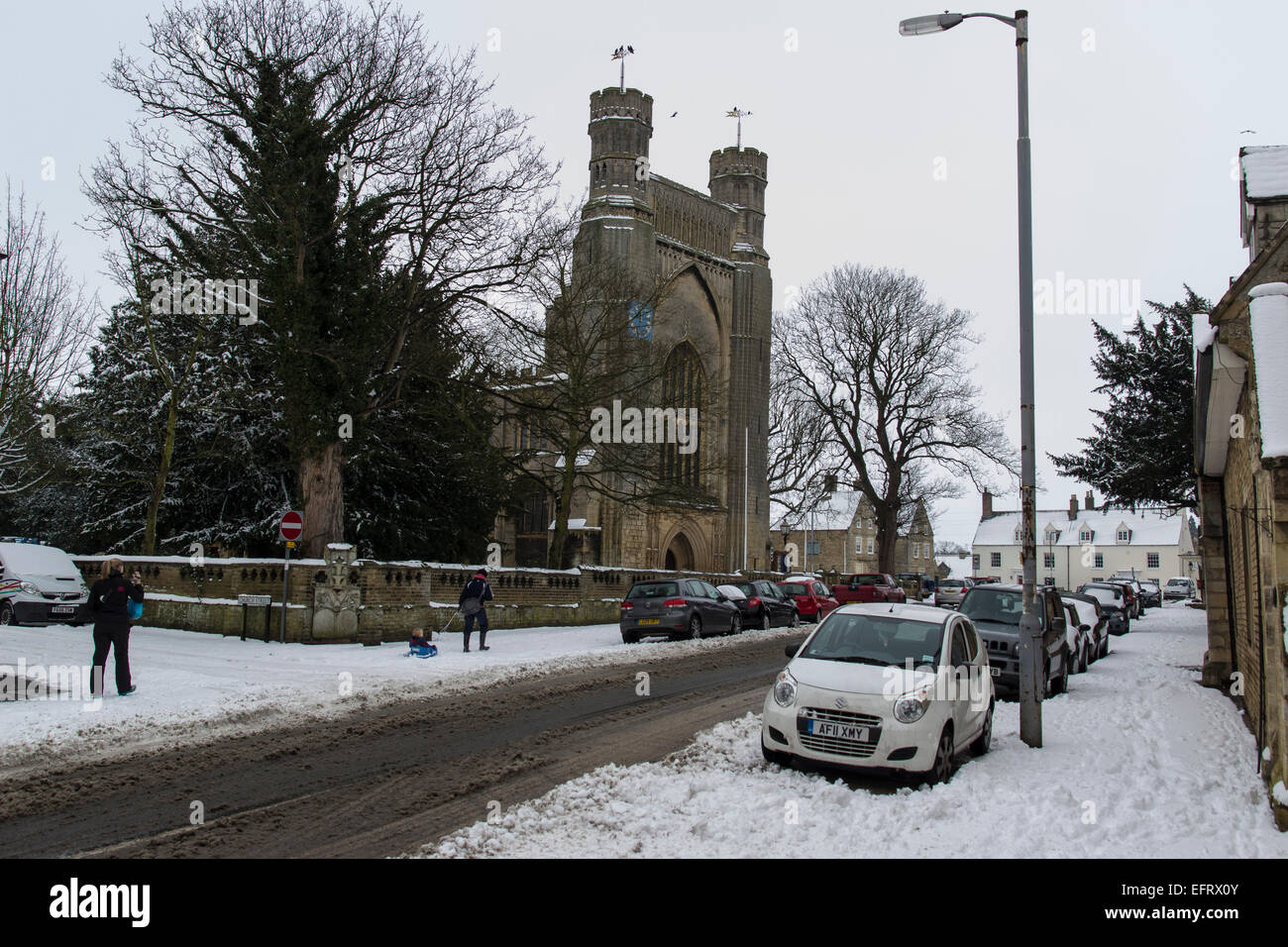 Whittlesea Road Thorney and Thorney Abbey in the snow Stock Photo Alamy