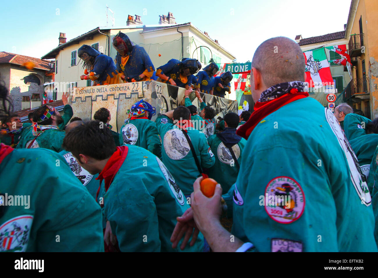The crowd surrounds a cart during an orange throwing fight at the Ivrea carnival Stock Photo