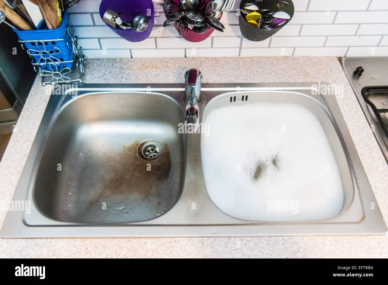 Dishwashing sink hires stock photography and images Alamy