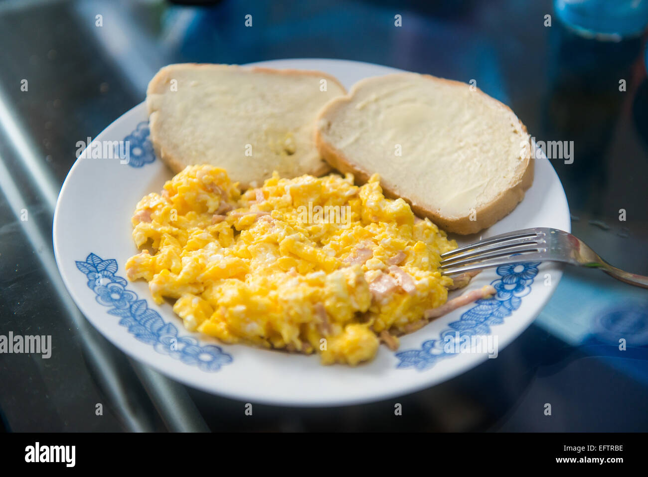 Scrambled eggs bread hi-res stock photography and images - Alamy