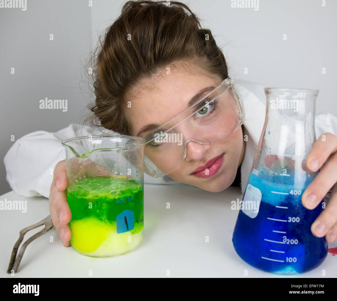 Человек делает химический опыт. Эксперимент с красивой девушкой. Химические девочки. Девушки делают эксперименты. Девочка и мальчик эксперименты.