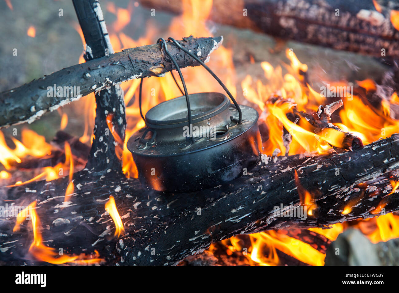 Campfire, old coffee pot on the fire hires stock photography and images Alamy
