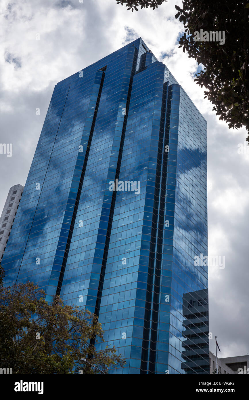 Contemporary skyscraper hi-res stock photography and images - Alamy
