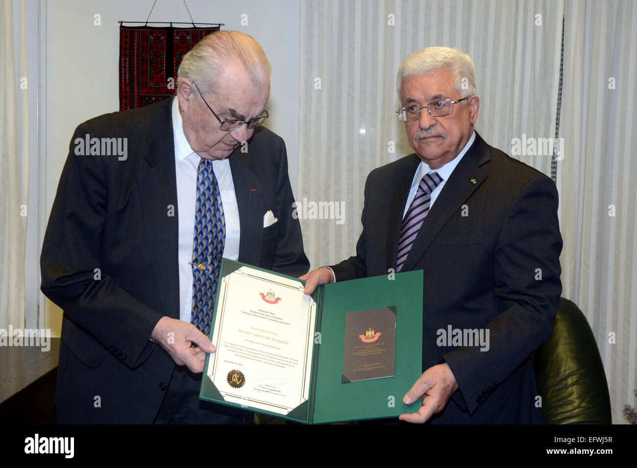 Stockholm, Stockholm, Sweden. 10th Feb, 2015. Palestinian President Mahmoud Abbas gives the late Count Folke Bernadotte, sam of the Order of Merit and the Golden excellence, in Stockholm February 10, 2015 © Thaer Ganaim/APA Images/ZUMA Wire/Alamy Live News Stock Photo