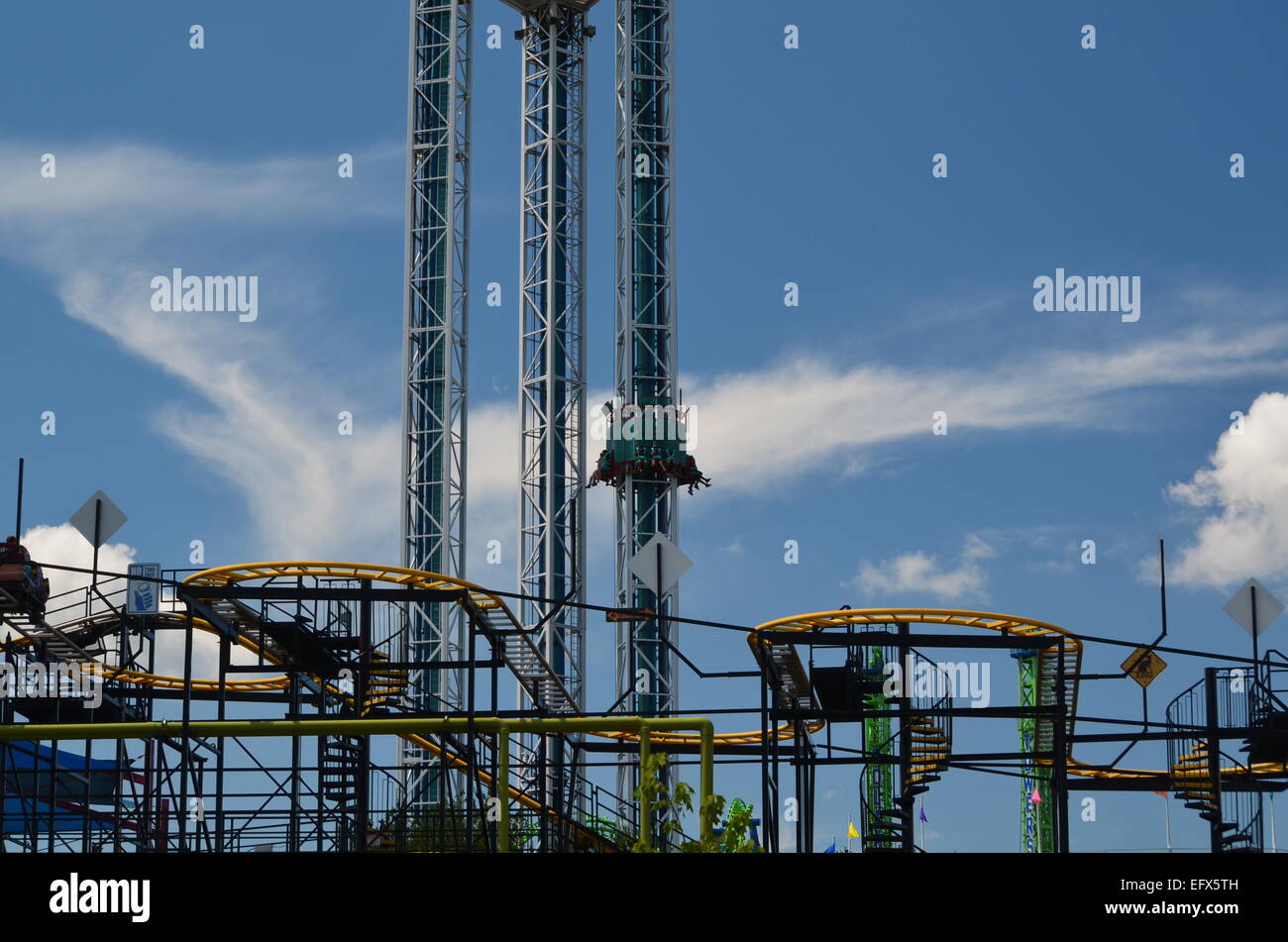 Rides at amusement parks hi-res stock photography and images - Alamy