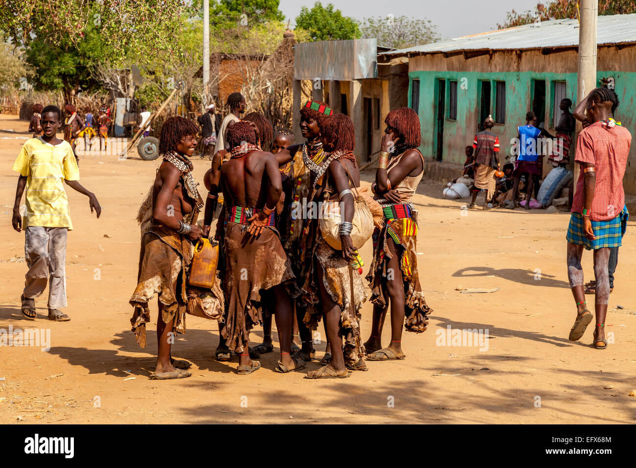 A Group Of Women From The Hamer Tribe Chatting At The Monday Market In Turmi, Omo Valley, Ethiopia Stock Photo