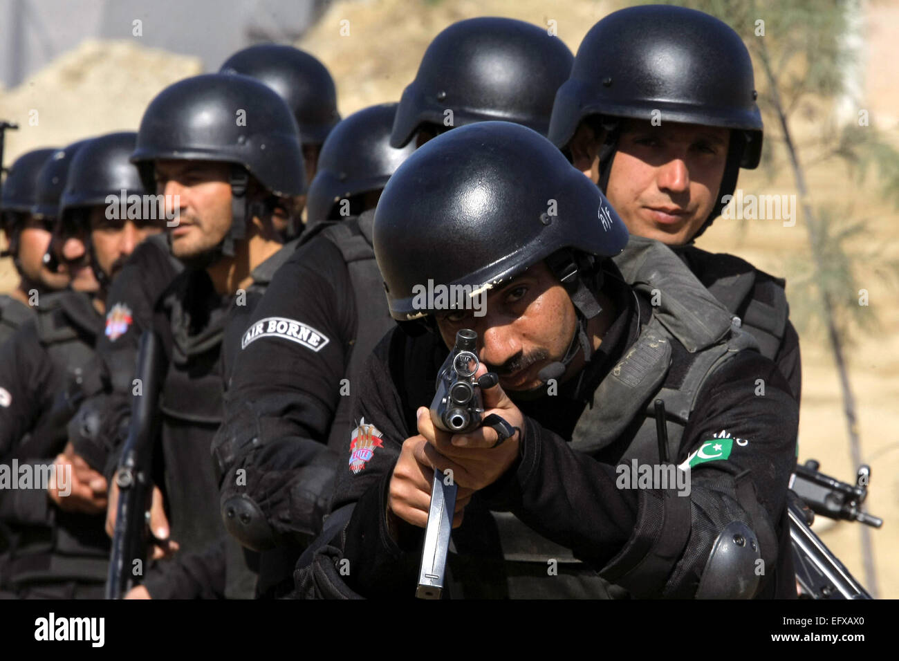 (150211) -- NOWSHERA, Feb. 11, 2015 (Xinhua) -- Pakistani police ...