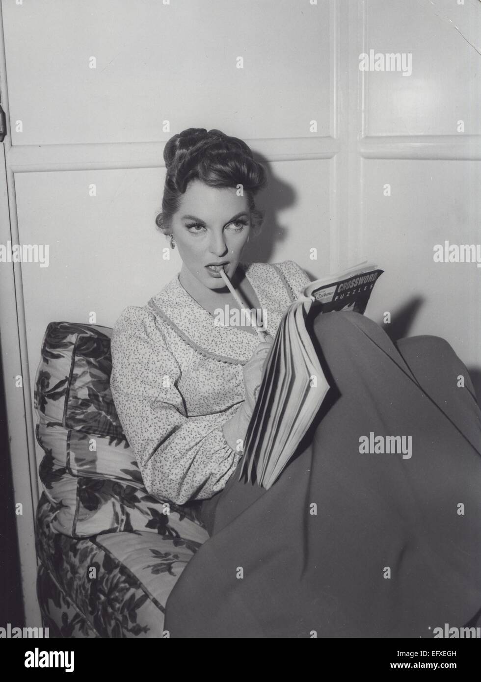 JULIE LONDON during the break on the set of Saddle the Wind 1957. © Smp/Globe Photos/ZUMA Wire/Alamy Live News Stock Photo