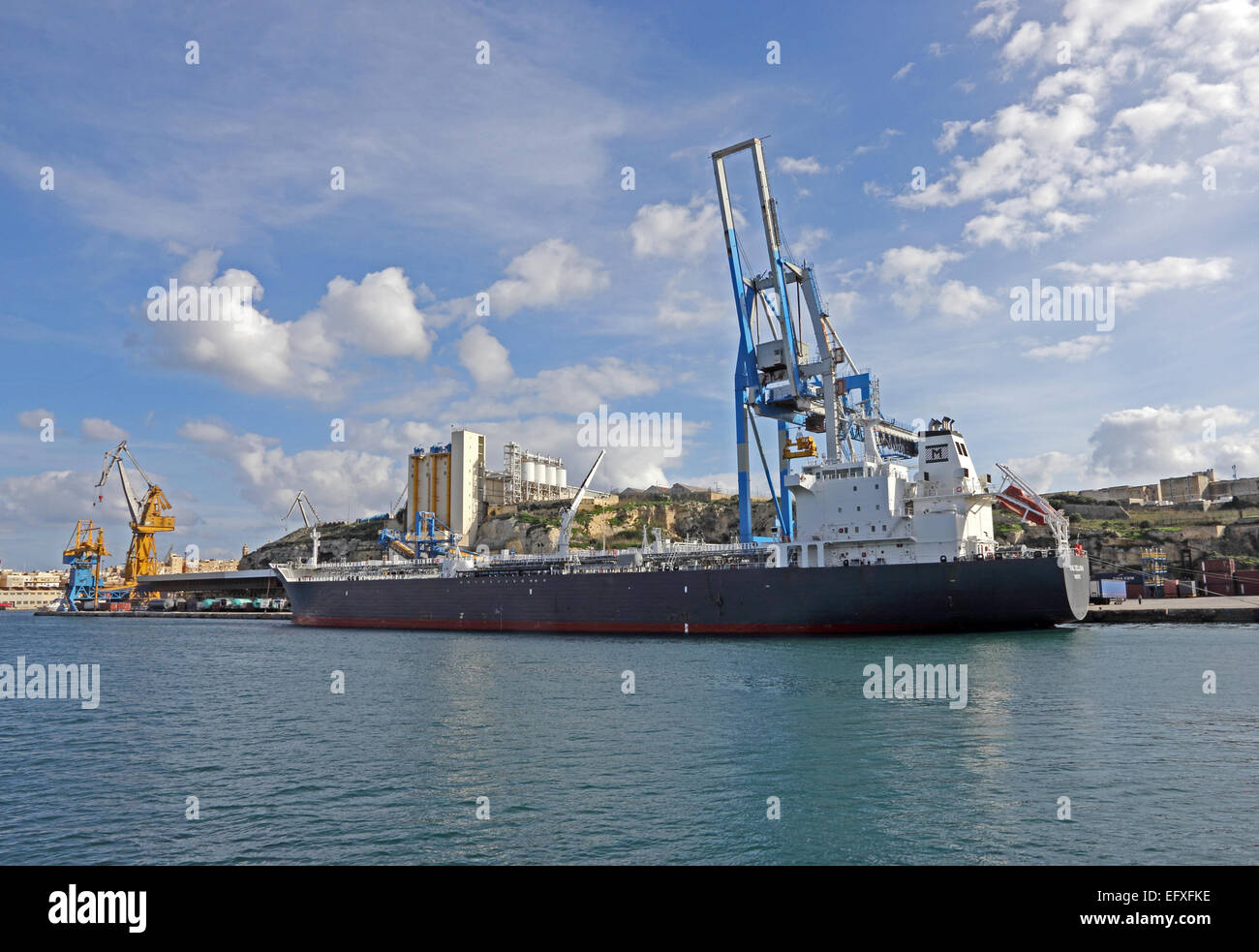Tanker docks hi-res stock photography and images - Alamy