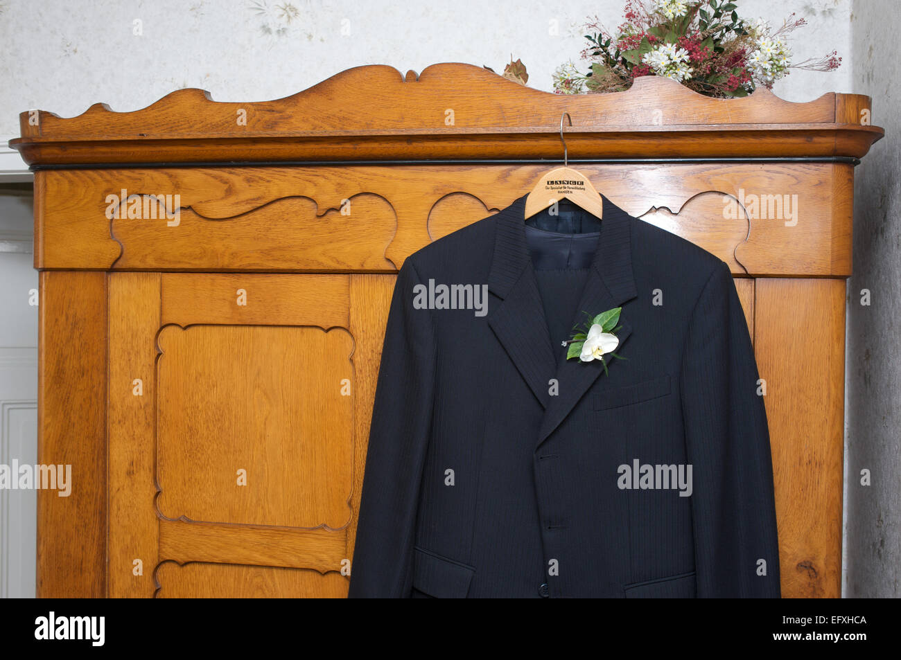 Mens wedding suit hi-res stock photography and images - Alamy