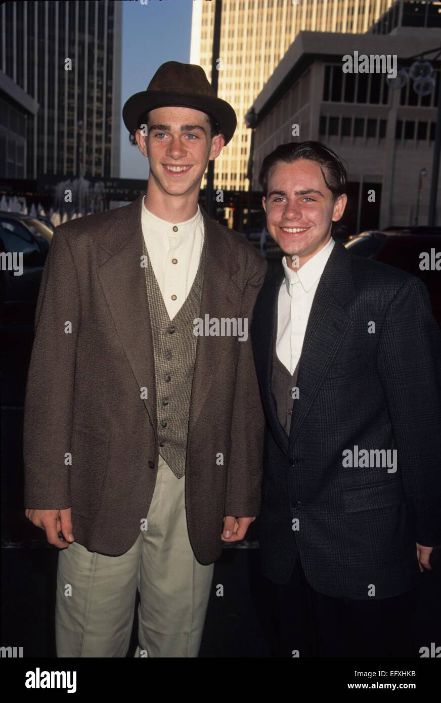 c8.alamy.com/comp/EFXHKB/andrew-strong-with-brothe...