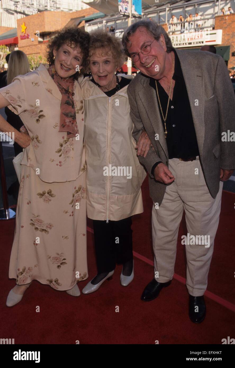 GLORIA STUART with her daughter Sylvia (Sheekman) Thompson and son-in-law Gene Thompson at The Truman Show premiere in Los Angeles 1998.k12503lr. © Lisa Rose/Globe Photos/ZUMA Wire/Alamy Live News Stock Photo