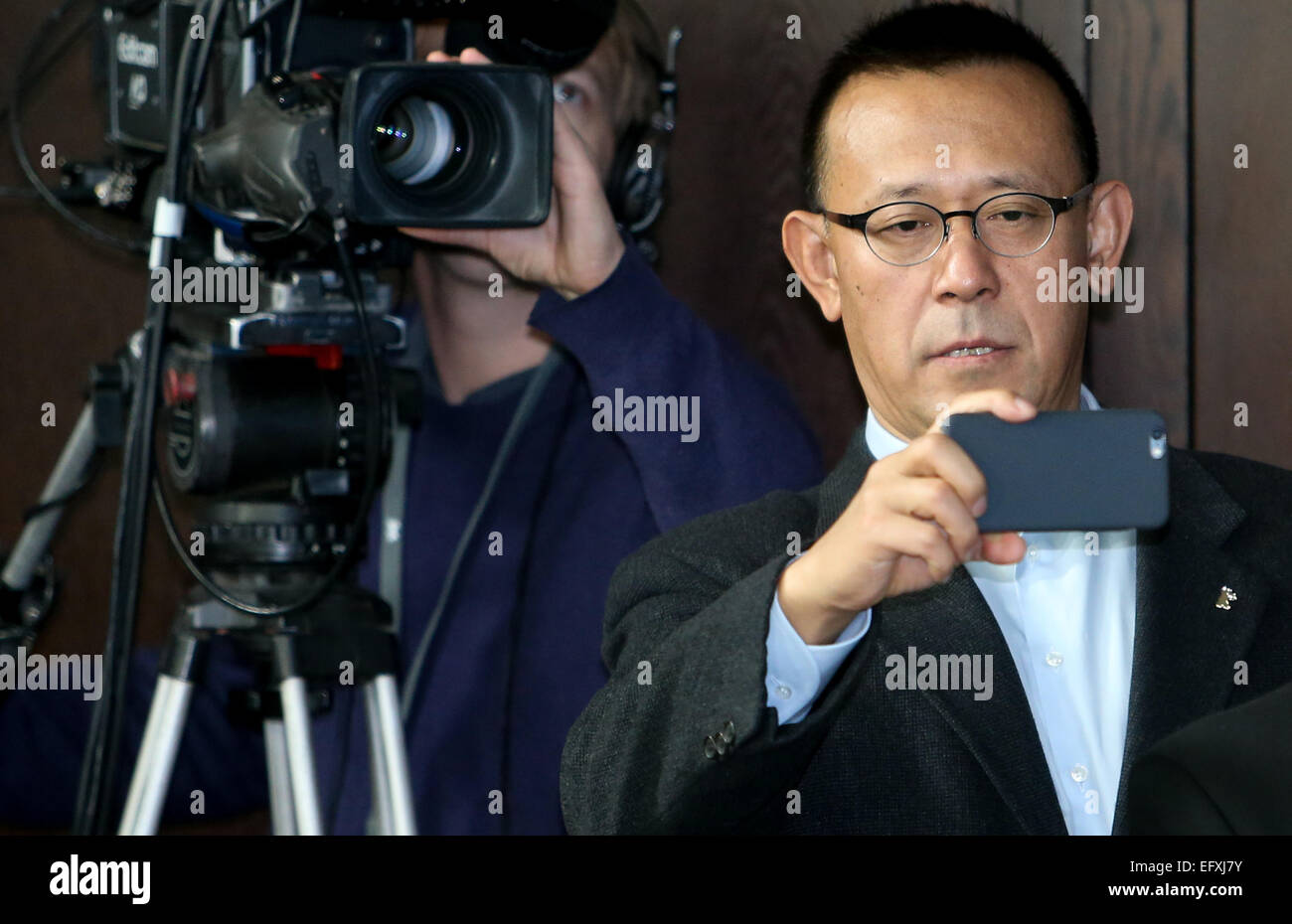 Yi Bu Zhi Yao Hi Res Stock Photography And Images Alamy Berlin Germany 11th Feb 2015 Jiang Wen Takes Photos With His Cellphone EFXJ7Y 