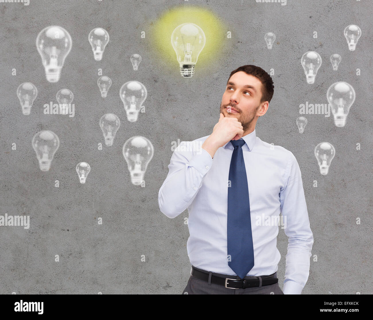 Смотря вверх. Палец на подбородке. Смотря вверх. Лицо вверх. Человек показывает наверх.