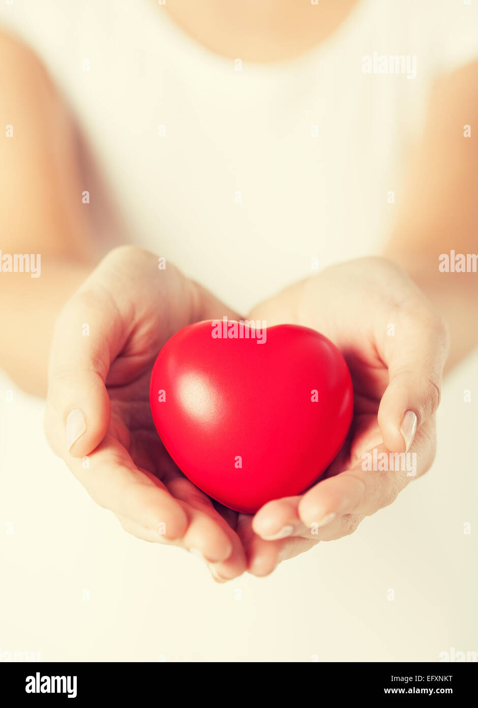 сердце с пластырем. сеhlwt d hef[. сердце в руках. сердце в руках бережно. сердечко руками.